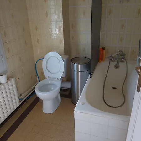 Hostel Chadi Hostel # Pas De Toilette Et Pas De Doucche # Obligatoire De Quitter L'Endroit Entre 7 Hr Et 23 H